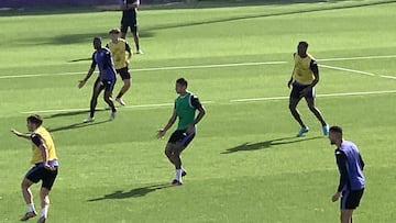 Marcos André, con peto verde.