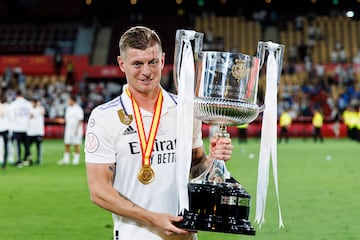 El centrocampista alemán posa con la única Copa del Rey que ha conseguido en el Real Madrid. Fue el 6 de mayo de 2023 en La Cartuja ante el Osasuna. 
 