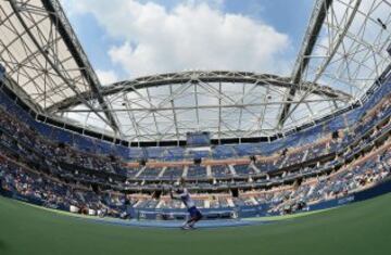 El defensor del título Marin Cilic saca ante Evgeny Donskoy en el US Open 2015.