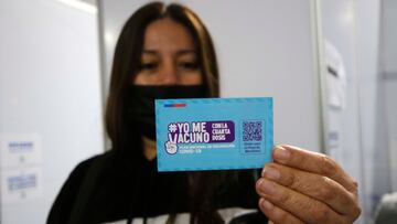 Santiago, 11 de Mayo 2022.
Personas llegan hasta el Vacunatorio del estadio Bicentenario de la Florida para inocularse con la cuarta dosis tras el anuncio del gobierno del vencimiento del pase de movilidad.
Javier Salvo/Aton Chile