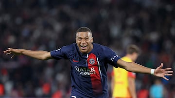 Paris Saint-Germain's French forward #07 Kylian Mbappe celebrates scoring Paris Saint-Germain's third goal during the French L1 football match between Paris Saint-Germain (PSG) and RC Lens at the Parc des Princes Stadium in Paris on August 26, 2023. (Photo by Alain JOCARD / AFP)