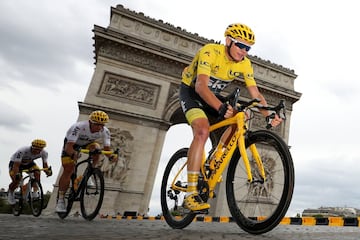 El británico Chris Froome logró su cuarto Tour de Francia al culminar la competencia con un tiempo de 86 horas, 20 minutos y 55 segundos. Con su victoria, Froome alcanzó el segundo lugar histórico en la vuelta al país galo; solo está debajo de Jacques Anquetil, Eddy Merckx, Bernard Hinault y Miguel Induráin, todos empatados con cinco títulos. El colombiano Rigoberto Urán terminó como subcampeón y el francés Romain Bardet cerró el podio.