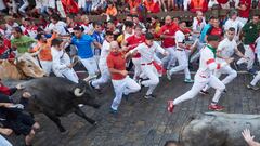 Varias personas corren frente a los toros de la ganadería abulense de José Escolar, de Lanzahíta durante el segundo encierro de las Fiestas de San Fermín 2023, a 8 de julio de 2023, en Pamplona, Navarra (España). Las fiestas en honor a San Fermín, patrón de Navarra, comenzaron el pasado 6 de julio, con el tradicional chupinazo y se prolongan hasta el 14 de julio. Durante su transcurso hay un total de ocho encierros que comienzan todos los días a las ocho de la mañana. Además, el Ayuntamiento de la ciudad ha preparado un repertorio de conciertos, verbenas, fuegos artificiales, exposiciones, animación de calle y actividades para la ciudadanía y visitantes. Esta fiesta que atrae a millones de visitantes cada año por su ambiente festivo y sus populares encierros, está declarada de Interés Turístico Internacional.
08 JULIO 2023;SAN FERMÍN;PAMPLONA;TRADICIÓN;FIESTAS;TOROS;
Eduardo Sanz / Europa Press
07/07/2023