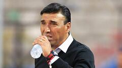 Futbol, Paraguay vs Chile
 El entrenador de la seleccion chilena H&Atilde;&copy;ctor Robles da instrucciones a su equipo contra Paraguay durante el partido por el grupo A del Sudamericano sub 20 Ecuador 2017 disputado en el estadio Riobamba, Ecuador
 24/01/2017
 Angelo Chamba/Photosport*******
 
 Football, Paraguay vs Chile.
 Chilean coach H&Atilde;&copy;ctor Robles instructs his team during the match for group A of the South American sub 20 Ecuador 2017 played at the Riobamba stadium, Ecuador
 24/01/2017
 Angelo Chamba/Photosport