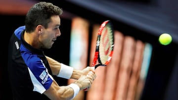 EPA5426. ST.PETERSBURG (RUSIA), 21/09/2018. El espa&ntilde;ol Roberto Bautista Agut devuelve una bola al italiano Marco Cecchinato durante el partido de cuartos de final del Abierto de San Petersburgo hoy 21 de septiembre de 2018. EFE/ANATOLY MALTSEV