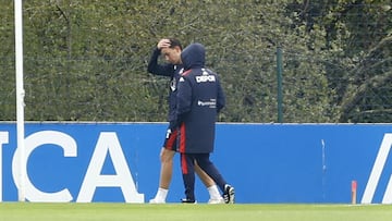 Dani Barcia abandona el entrenamiento del Deportivo junto al doctor Mejuto con claros gestos de preocupación.