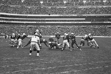 Después de 41 años de preparar la máxima contienda del futbol americano colegial, el 12 de diciembre de 1970, el Clásico entre la UNAM y el IPN se escenificó por primera vez en el Estadio Azteca, con victoria de la UNAM 24-13.