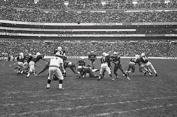 Después de 41 años de preparar la máxima contienda del futbol americano colegial, el 12 de diciembre de 1970, el Clásico entre la UNAM y el IPN se escenificó por primera vez en el Estadio Azteca, con victoria de la UNAM 24-13.