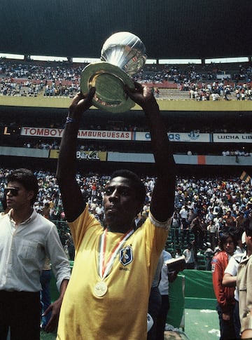 Edson Arantes Do Nascimento, Pelé, se retiró del futbol mundial en el Estadio Azteca, escenario en el que conquistó una Copa del Mundo con Brasil.