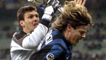MILAN (Italia) 22-02-2001.- Herrera, guardameta del Alavés, se hace con el balón que pretendía rematar Michele Serena, del Inter de Milán, en el encuentro de vuelta de los octavos de final de la copa de la UEFA que disputaron esta noche en el estadio "Meazza" de Milán.- EFE/EPA/CARLO FERRARO