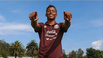 El futbolista mexicano subió un vídeo en el cual se le ve en compañía de un amigo consumiendo algunas bebidas.