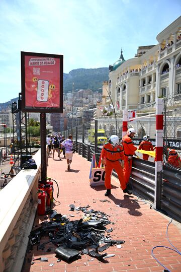 Restos del monoplaza de Checo Pérez sobre el asfalto del Circuito de Mónaco.