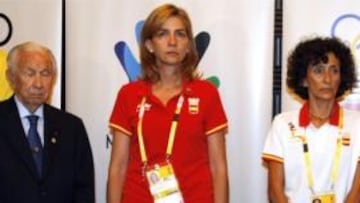 <b>MINUTO DE SILENCIO.</b>La delegación española desplazada a Pekín ha guardado un minuto de silencio en la Casa de España por las víctimas del accidente aéreo de Barajas.