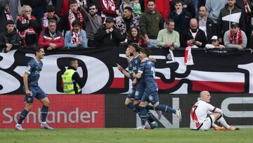 Tsygankov celebra el 2-2, con Isi lamentándose.