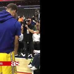 Stephen Curry le regala un momento especial a este chico
