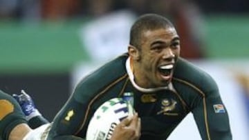 <b>LA ESTRELLA. </b>Habana vuela durante el partido contra Argentina.