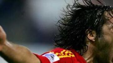 <b>CABEZAZO INAPELABLE.</b> El capitán de España, Raúl González, abrió el marcador frente a Serbia y Montenegro con un testarazo inolvidable.