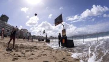 UN ESPECT&Aacute;CULO. La Copa no s&oacute;lo se juega en el Gran Canaria Arena, sino tambi&eacute;n en la playa de Las Canteras, donde se celebra la Minicopa y est&aacute; la zona para la afici&oacute;n.
 