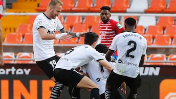 Racic, Gabriel Paulista y Correia se fueron a celebrar con Guedes el gol de &Auml;lex Blanco, reconoci&eacute;ndole as&iacute; su asistencia.