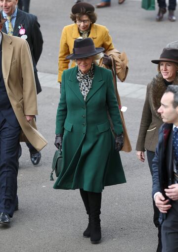 El Festival de Cheltenham, uno de los eventos hípicos más importantes del Reino Unido, se ha convertido en una pasarela de los sombreros más extravagantes.