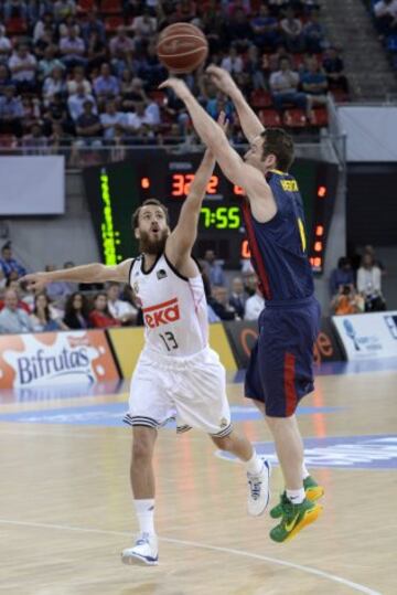 El base brasileño del F.C. Barcelona Marcelinho Huertas intenta pasar el balón ante el base del Real Madrid Sergio Rodríguez.
