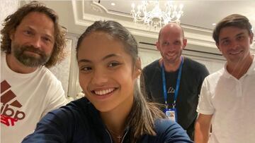 La tenista Emma Raducanu posa junto a Andrew Richardson y su equipo durante el US Open 2021.