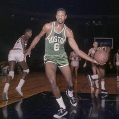 Magic Johnson sugiere a la NBA retirar el número 6 en honor a Bill Russell
