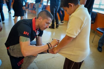 Dentro de las actividades, firmaron algunos autógrafos.
