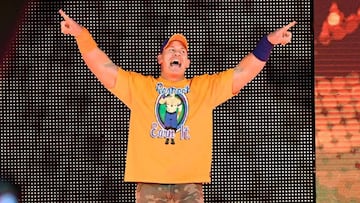 John Cena entra en el ring de la WWE.