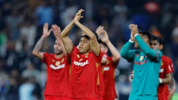 Soccer Football - Liga MX - Semi Final - First Leg - Monterrey v Toluca - Estadio BBVA, Monterrey, Mexico - December 3, 2025 Toluca players applaud fans after the match REUTERS/Daniel Becerril