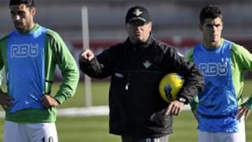<b>SEGURO. </b>Mel flanqueado por Jorge Molina y Álex Martínez en el entrenamiento de ayer.