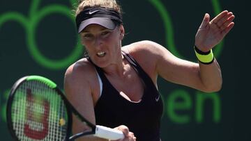 Madison Brengle devuelve una bola ante Jelena Ostapenko en el Miami Open de 2017.