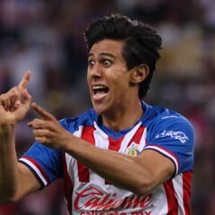 Cinco jugadores de Chivas lucharán por el puesto de centro delantero