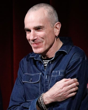 El presidente Lincoln más parecido al original. Daniel Day Lewis da forma al presidente Lincoln durante sus últimos cuatro meses de vida y pone de manifiesto el trabajo que le costó conseguir que se aprobara la enmienda que permitía la abolición de la esclavitud.