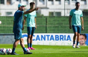 José Alberto se lleva a Ángel Pérez, fichado para el Rayo Cantabria, como único lateral derecho.