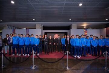 El equipo del Barcelona B y el Juvenil A en el Memorial del Camp Nou en honor a Johan Cruyff.