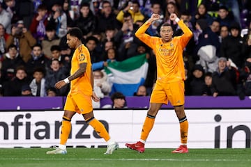  Buena recuperacin de Valverde tras cortar un pase de Mario Martn, iniciando as la contra del Real Madrid. Filtr Rodrygo para Mbapp, que se intern en el rea local y defini a la perfeccin con un disparo al palo largo, superando la estirada de Hein. Doblete del crack francs.