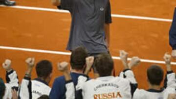 <b>RUSIA LOGRA LA DAVIS. </B>Mikhail Youzhny celebra con sus compañeros su victoria ante el francés Paul-Henri Mathieu que supone el tercer y definitivo punto de la final de la Davis para Rusia