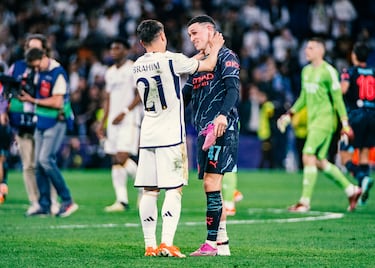 Cariños entre Brahim Diaz y Phil Foden. Ambos jugadores coincidieron en las categorías inferiores del conjunto inglés.