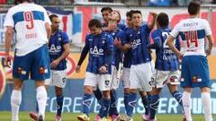 Angelo Sagal celebra el primero de Huachipato, el comienzo de la tarde para el olvido de la UC.