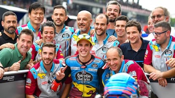 Álex Márquez celebra su pole malaya con su equipo.