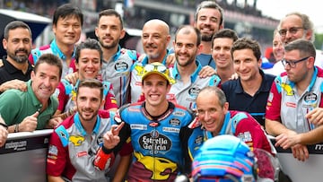 &Aacute;lex M&aacute;rquez celebra su pole malaya con su equipo.