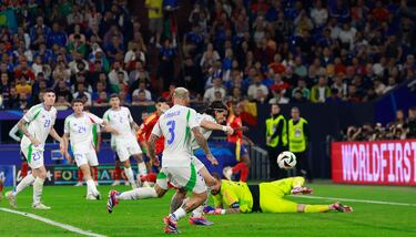 Gran acción de Nico Williams, sacándose un preciso centro a media altura, el cual roza Morata y termina golpeando en Calafiori, que la manda dentro de su propia portería. España insistió por todas las vías posibles para llegar al gol, pero fue italiano quien acabó introduciendo el balón en su propia portería, con Donnarumma vendido.