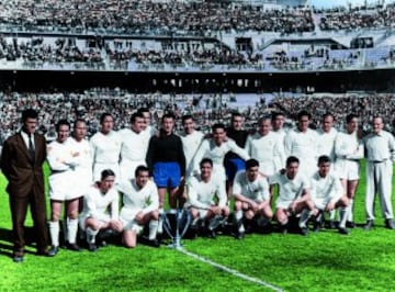 La plantilla del Real Madrid posa con su quinta Liga conseguida en 1957. En la imagen: Villalonga, Gento, Navarro, oliva, Muñoz, Marsal, ,Juanito, Alonso, Atienza ii, Lesmes, Berasaluce, Olsen, Santisteban, Rial, Di Stéfano, Mateos, Benedicto, Kopa, Joseito, Marquitos, Becerril, Zárraga y Antonio Ruiz.