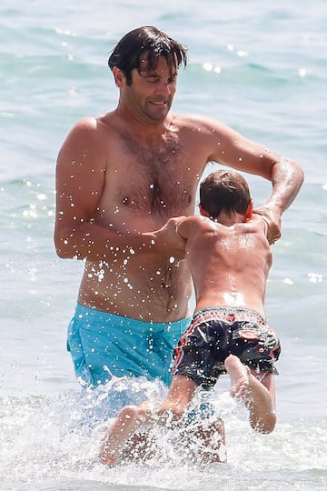 El exentrenador argentino del Real Madrid se encuentra disfrutando de las playas ibicencas en compa?¨ªa de sus hijos y familia.