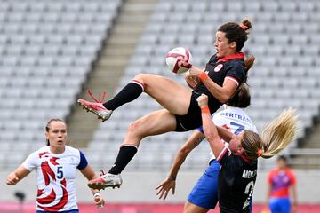 Elissa Alarie coge el balón en un lineout durante el partido de rugby a siete femenino del grupo B entre Canadá y Francia