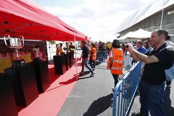 Desde las 10:00 de la mañana los aficionados atléticos celebran el estreno del nuevo estadio rojiblanco Wanda Metropolitano en los alrededores del estadio.
