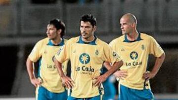 <b>PARÁLISIS. </b>Darino, en primer término, ilustra la decepción generalizada en los locales.