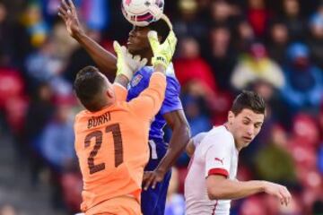 El portero Romano Buerki y Fabian Schaer lucha por el balón durante un partido de fútbol amistoso entre Suiza y los Estados Unidos en el estadio Letzigrund de Zurich.
