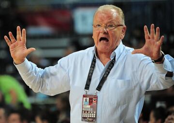 Dusan Ivkovic (Belgrado, Serbia) es una de las leyendas de la Euroliga. Familiar del cient¨ªfico Tesla, es considerado el maestro de otro de los grandes entrenadores de los ¨²ltimos a?os en Europa, Zeljko Obradovic, y uno de los m¨¢s laureados en sus 38 a?os de extensa carrera. Gan¨® t¨ªtulos dom¨¦sticos de clubes en la antigua Yugoslavia, Grecia, Rusia; e internacionales con dos Euroligas (Olympiacos), dos Koracs (Partiz¨¢n y PAOK), una Recopa (AEK Atenes) y una ULEB (D¨ªnamo de Mosc¨²). A nivel de selecciones, lleg¨® a cotas alt¨ªsimas con Yugoslavia. Repasemos. Tres oros y una plata continental, un oro mundial y una plata en los Juegos Ol¨ªmpicos de Se¨²l. Petrovic, Kukoc, Radja, Divac, Vrankovic¡ fueron algunos de los jugadores que pasaron por sus manos. Muri¨® a los 77 a?os en Belgrado.